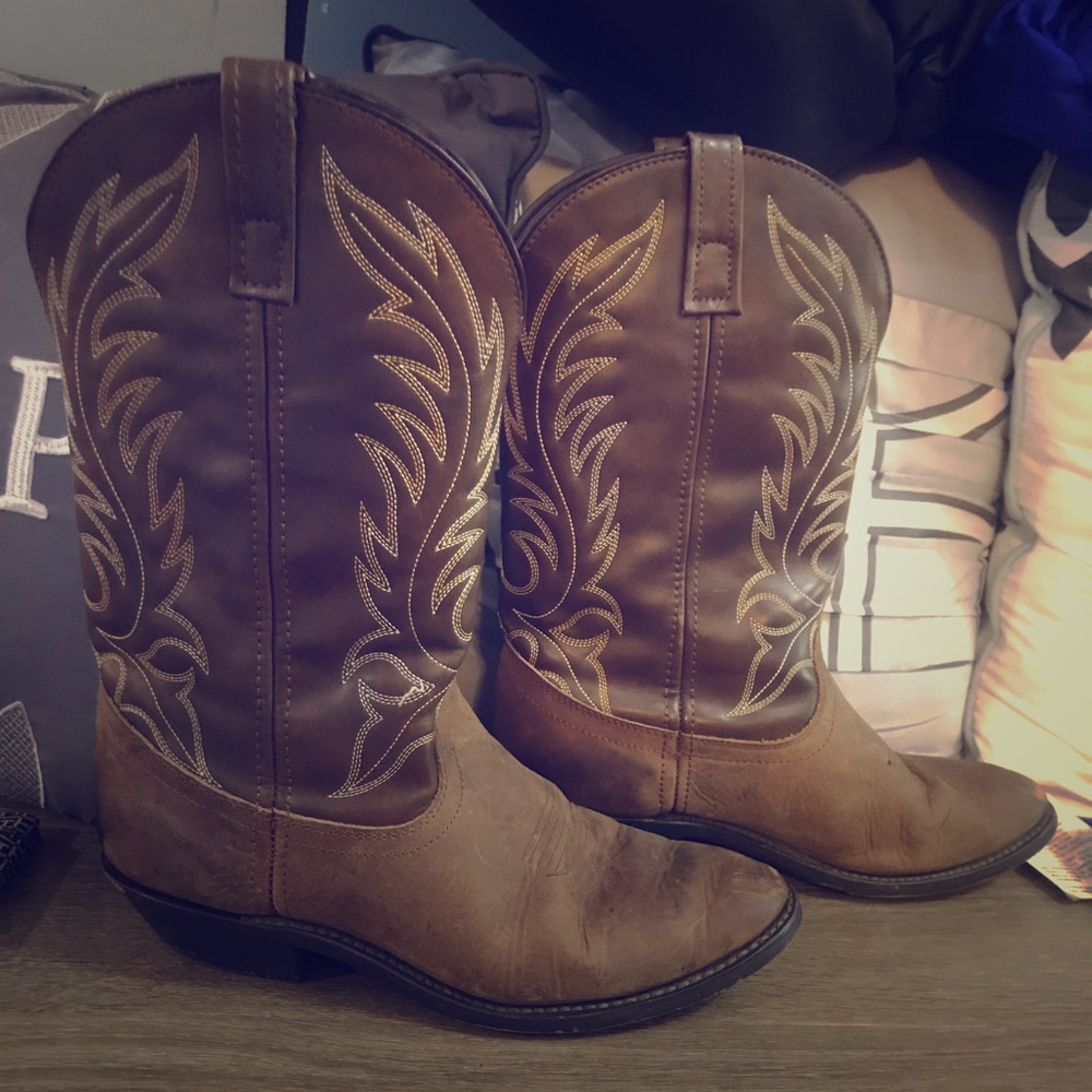 Gently used Womens Cowboy boots. Very comfortable!